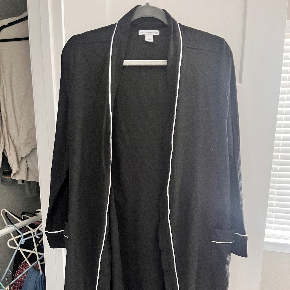 Black Robe - Picture 1 of 4